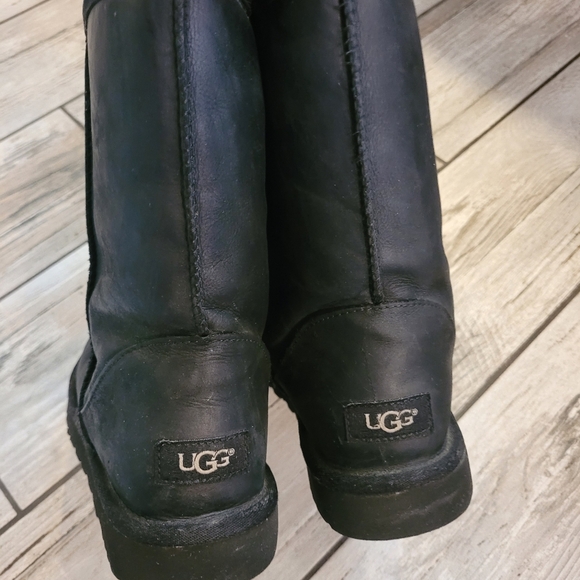 UGG Classic short black LEATHER Women's boots 10 comfy warm shearling lined - Picture 7 of 13